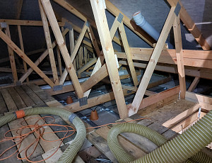 Zateplení stropu novostavby pomocí foukané izolace